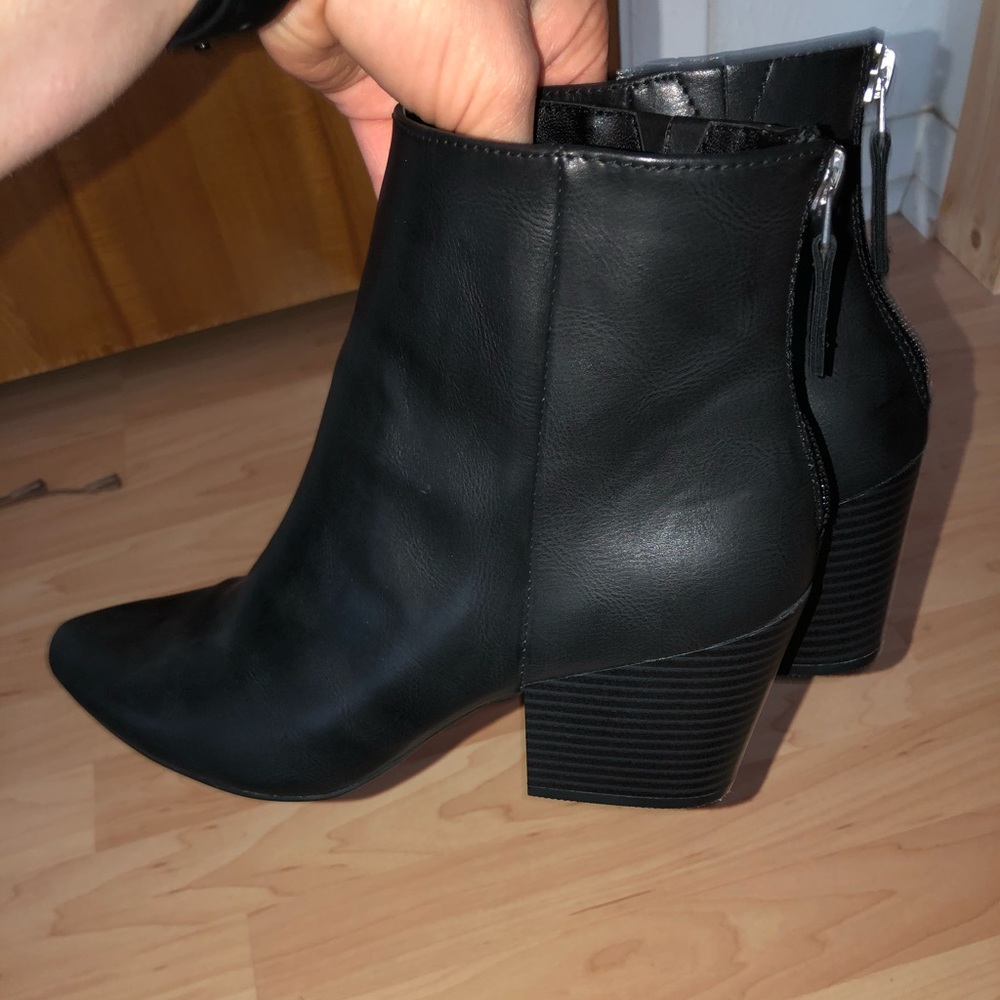 BLACK BOOTS/BOOTIES